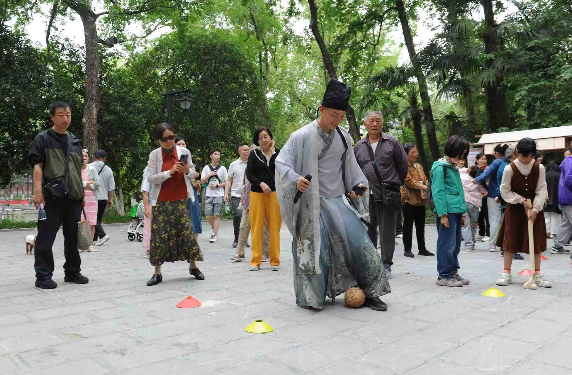 2025年5月3日，安徽省合肥市包公園景區(qū)，游客正在參與“蹴鞠”體育活動。（圖片來源：視覺中國）