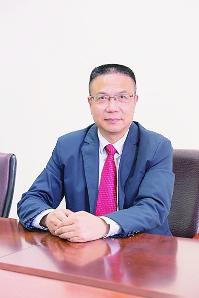 徐飛 教授、博士生導師。歷任上海交通大學副校長、西南交通大學校長、上海財經大學常務副校長，現任福耀科技大學常務副校長。國務院政府特殊津貼專家。先后兼任中國鐵道學會副理事長，中國管理學會組織與戰(zhàn)略專業(yè)委員會副主任，教育部高等學校創(chuàng)新創(chuàng)業(yè)教育指導委員會副主任，中國高等教育學會創(chuàng)新創(chuàng)業(yè)教育分會理事長，中國高質量MBA教育認證（CAMEA）工作委員會副主任，中國職業(yè)技術教育學會副會長等。主要研究領域為戰(zhàn)略管理、競爭戰(zhàn)略與博弈論、創(chuàng)新創(chuàng)業(yè)、跨文化戰(zhàn)略領導力等。出版著作20余部。