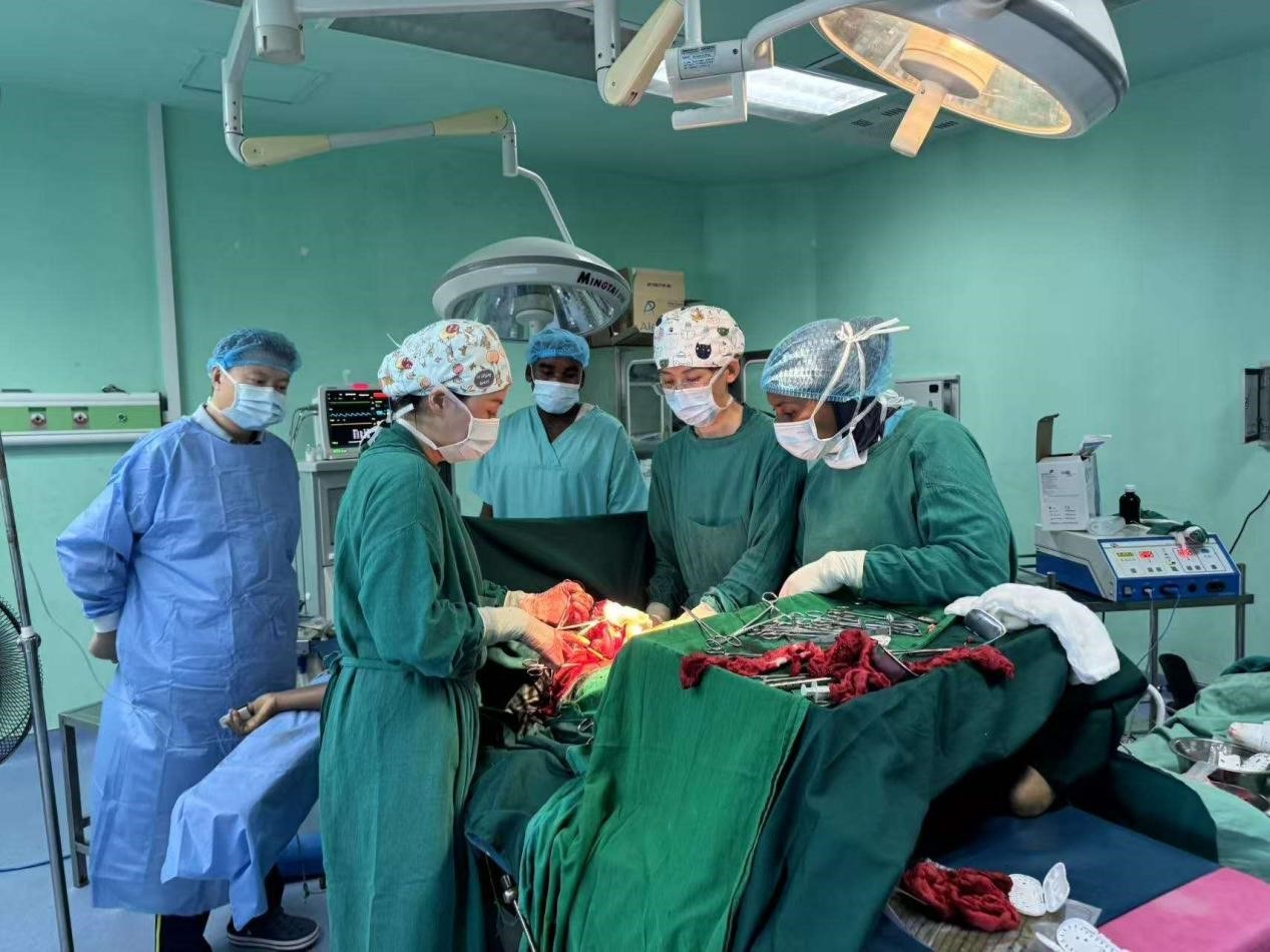 中國醫(yī)療隊專家與當?shù)蒯t(yī)生協(xié)同手術(shù)。中國援桑醫(yī)療隊供圖