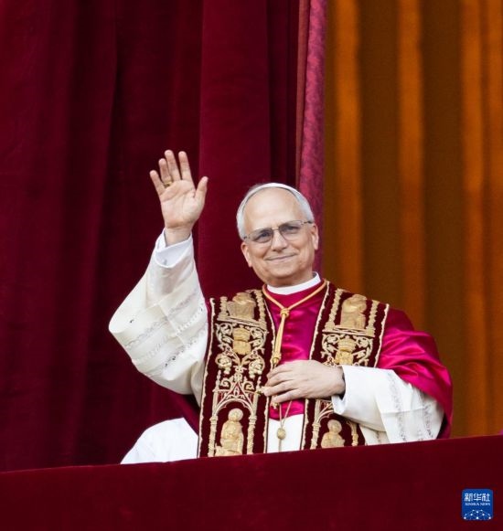 5月8日，在梵蒂岡城，來(lái)自美國(guó)的樞機(jī)主教羅伯特·普雷沃斯特當(dāng)選新一任天主教羅馬教皇后向民眾致意。新華社記者 李京 攝