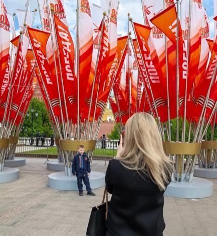 當(dāng)?shù)貢r間5月7日下午，莫斯科紅場外，紀(jì)念蘇聯(lián)偉大衛(wèi)國戰(zhàn)爭勝利80周年慶典旗幟飄揚。