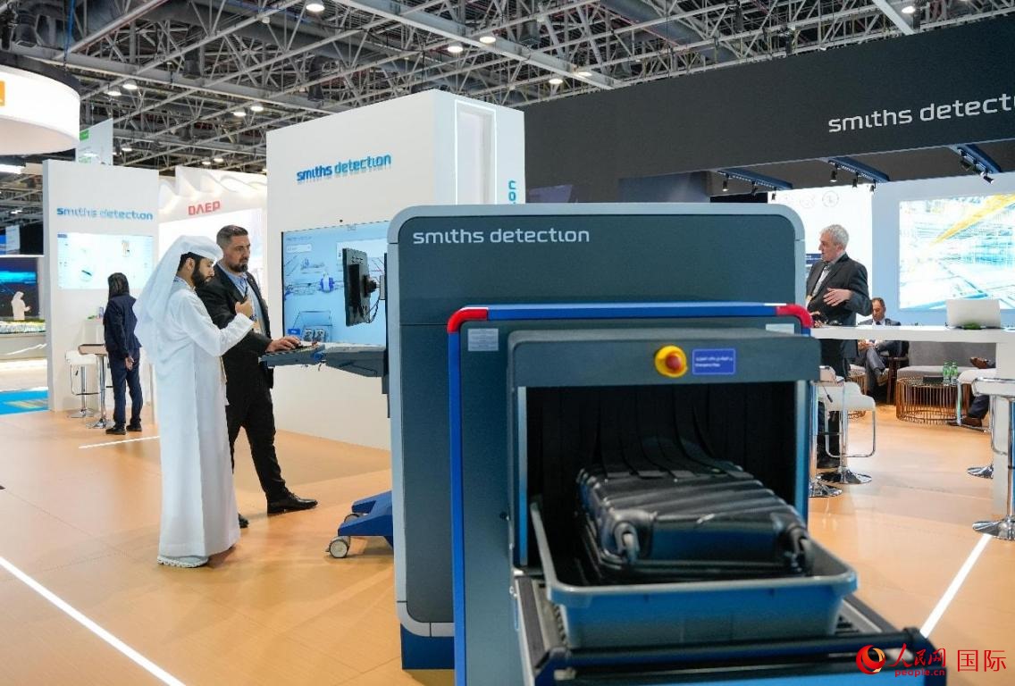 參展商體驗(yàn)安檢設(shè)施。人民網(wǎng)塔里克·易卜拉欣攝