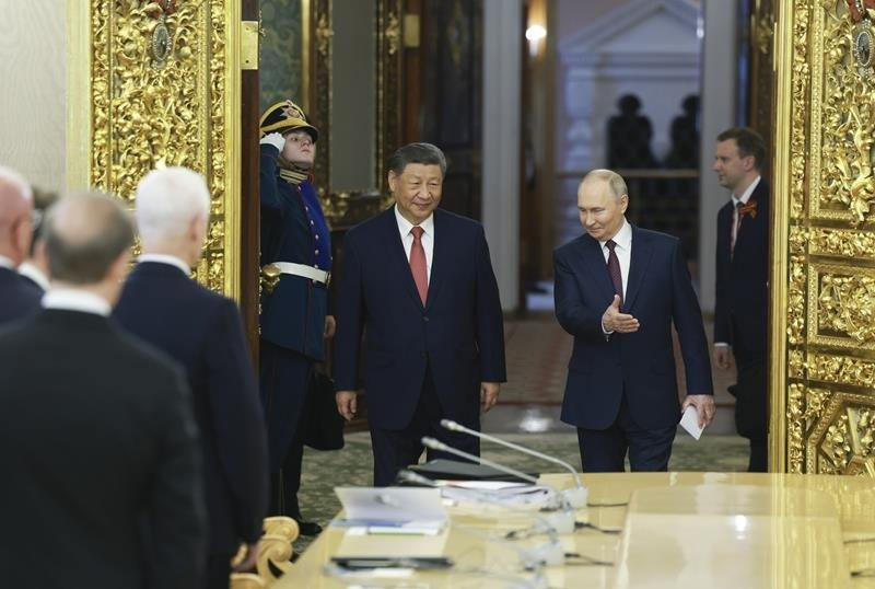 △當(dāng)?shù)貢r(shí)間5月8日，俄羅斯總統(tǒng)普京同習(xí)近平主席在莫斯科克里姆林宮舉行會(huì)談。這是兩國元首步入會(huì)場(chǎng)。