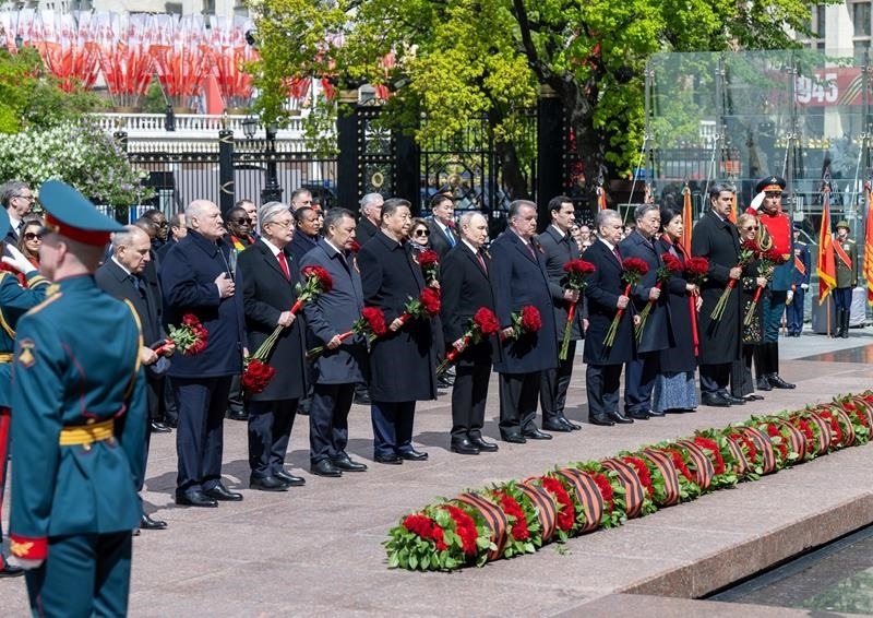 △當(dāng)?shù)貢r(shí)間5月9日，紀(jì)念蘇聯(lián)偉大衛(wèi)國戰(zhàn)爭(zhēng)勝利80周年慶典結(jié)束后，習(xí)近平主席同其他國家領(lǐng)導(dǎo)人一起從紅場(chǎng)來到亞歷山大花園，向無名烈士墓獻(xiàn)花，并肅立默哀。