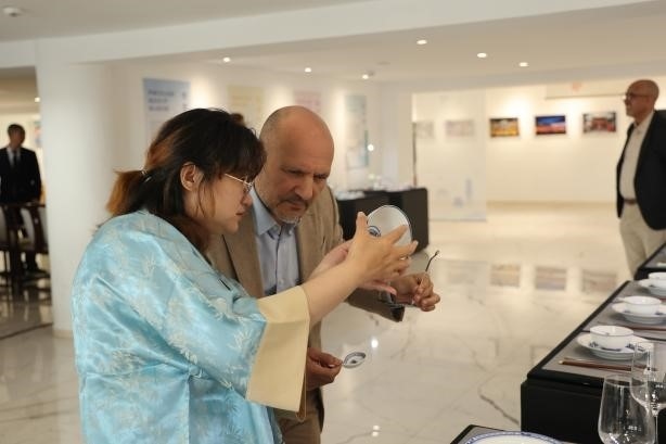 摩洛哥民眾在觀察中國瓷器。拉巴特中國文化中心供圖