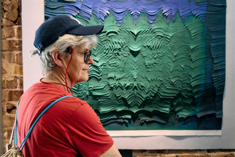 英國嘉賓在倫敦手工周中國館展出作品前駐足。楊浩鵬攝