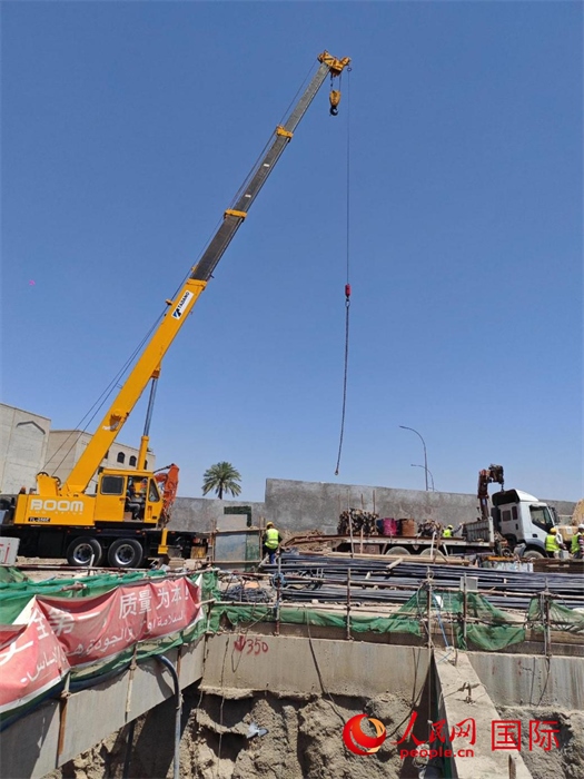 工人在進行五號隧道施工。人民網(wǎng)記者管克江攝