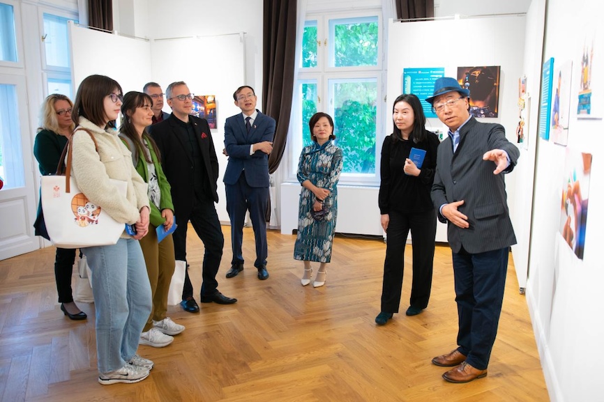 藝術(shù)家李守白現(xiàn)場(chǎng)導(dǎo)覽。圖片由布達(dá)佩斯中國(guó)文化中心供圖