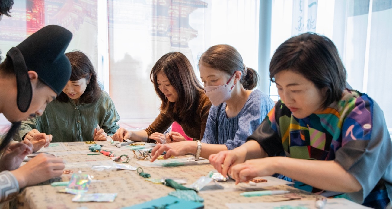 客人體驗制作綠松石銅牌。中國駐大阪旅游辦事處供圖