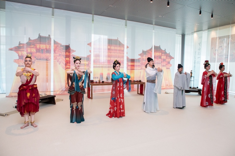 眾人行唐代插手禮。中國駐大阪旅游辦事處供圖