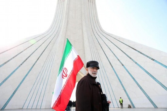 2月10日，在伊朗首都德黑蘭阿扎迪廣場，民眾參加紀(jì)念伊朗伊斯蘭革命勝利46周年集會。新華社記者沙達(dá)提攝