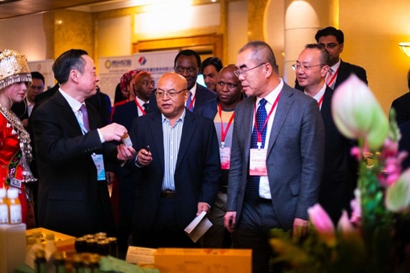 與會(huì)嘉賓走訪特色展臺(tái)。南非貴州商會(huì)供圖