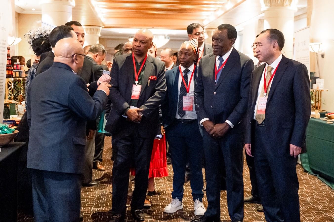 與會(huì)嘉賓走訪展臺(tái)。南非貴州商會(huì)供圖