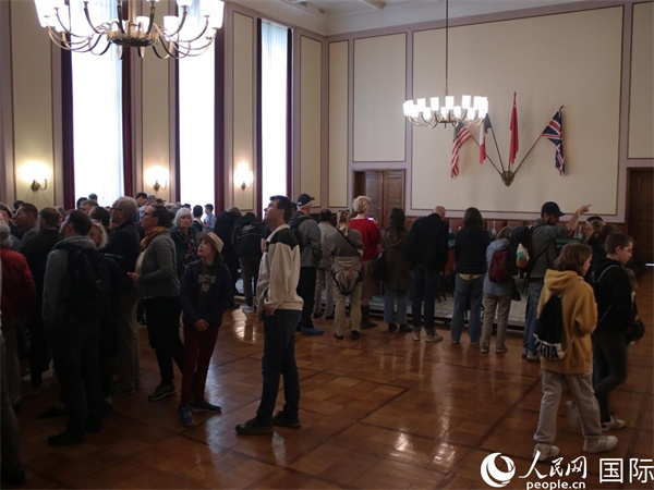 圖為觀眾們在卡爾霍斯特紀念館內參觀。人民網(wǎng) 肖晶攝