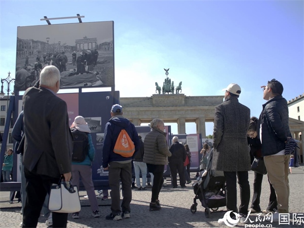 圖為勃蘭登堡門前，市民們在參觀歷史圖片展。人民網(wǎng) 肖晶攝