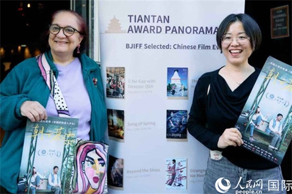 《朝云暮雨》放映前，觀眾前同主辦方互動。楊浩鵬攝