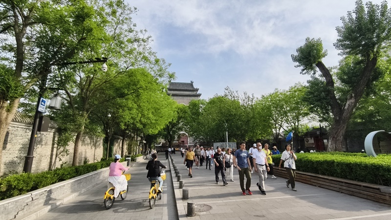 外國游客游覽北京鼓樓。人民網(wǎng)記者 李楠樺攝