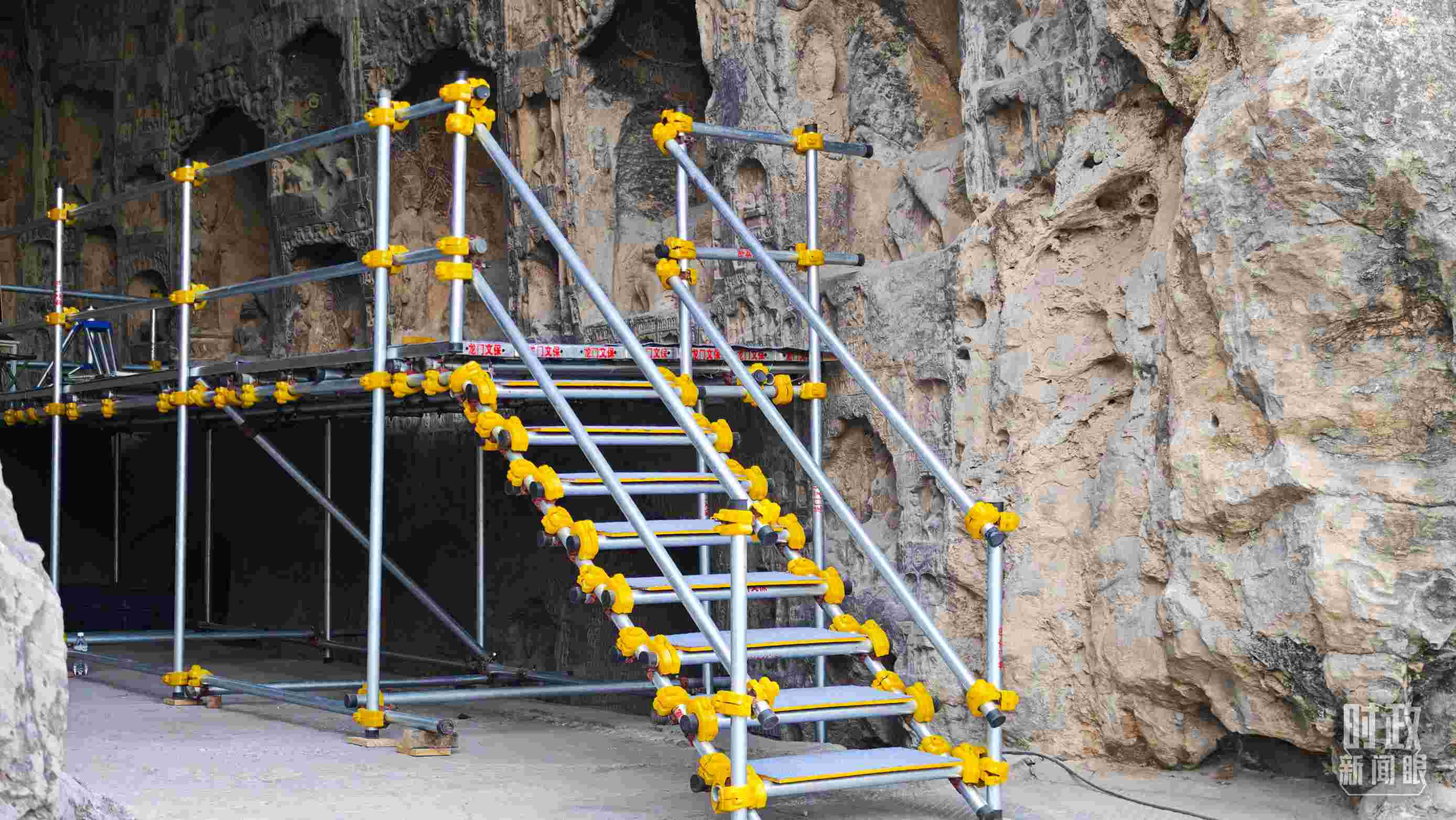 △龍門石窟古陽洞文物修護現場。（總臺央廣記者潘毅拍攝）