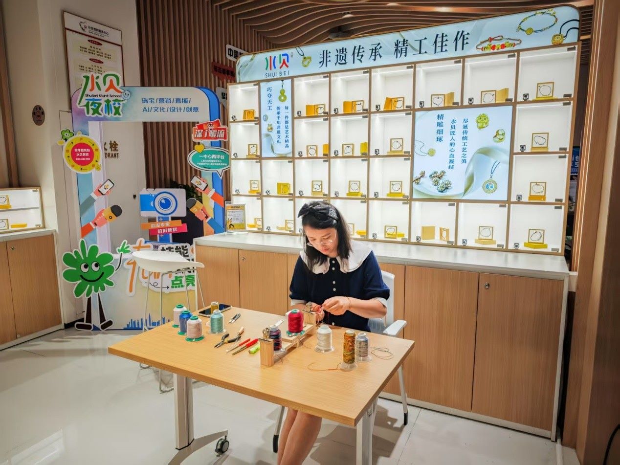 水貝夜校學(xué)員正在展示手工編繩過(guò)程。人民網(wǎng) 肖聰聰攝