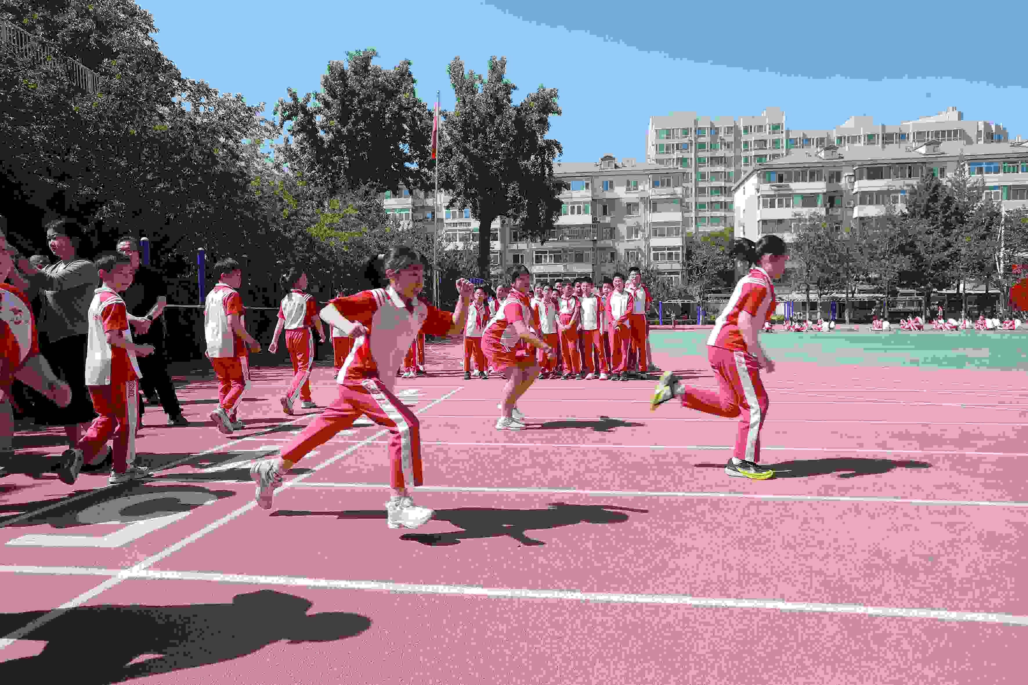 學(xué)生利用人工智能進(jìn)行50米測試。北京市教委供圖