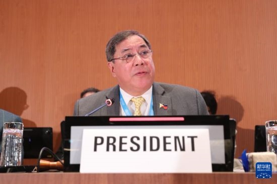 5月20日，在瑞士日內(nèi)瓦，第78屆世界衛(wèi)生大會(huì)主席赫爾博薩宣布審議通過“大流行協(xié)定”。新華社記者 杜哲宇 攝