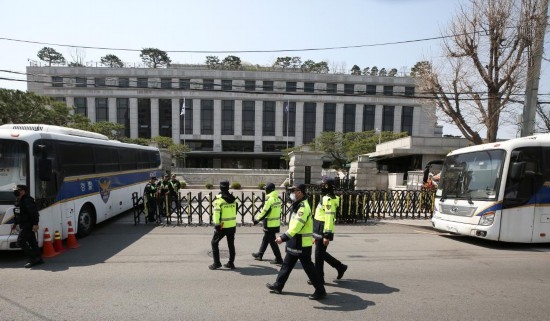 4月3日，在韓國首爾，警察在韓國憲法法院前執(zhí)勤。新華社記者姚琪琳攝