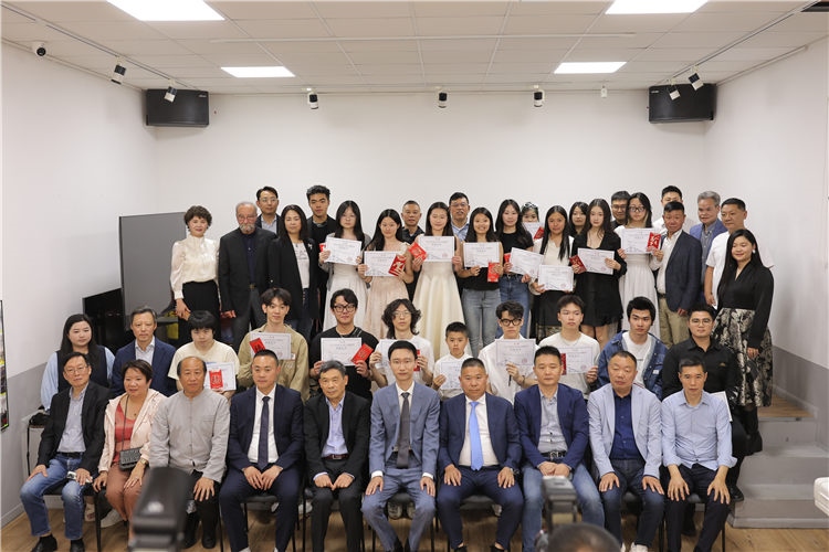 獲獎?wù)吲c主辦方合影。主辦方供圖