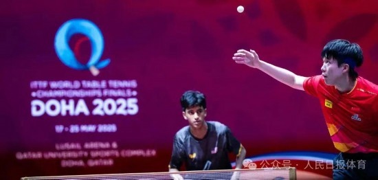 5月17日，王楚欽在比賽中發(fā)球。