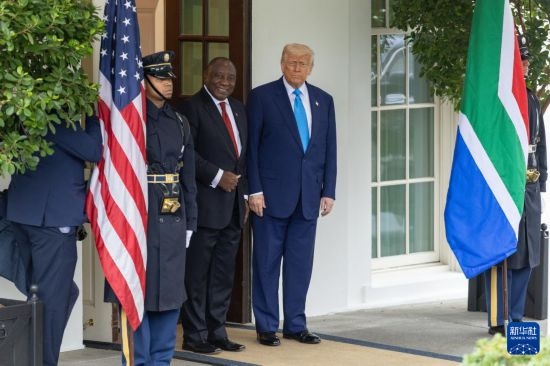 5月21日，美國總統(tǒng)特朗普（右二）在華盛頓白宮迎接到訪的南非總統(tǒng)拉馬福薩（右三）。新華社記者 胡友松 攝