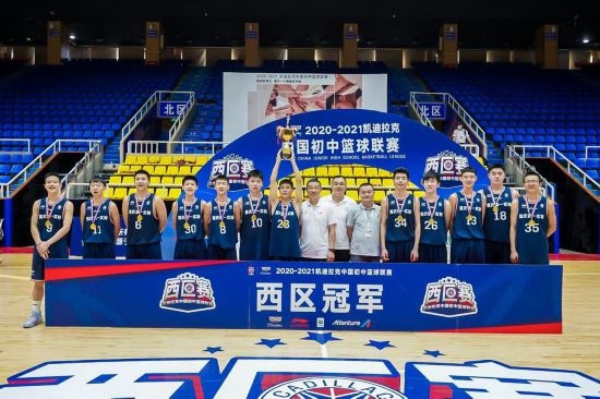 重慶市第一實(shí)驗(yàn)中學(xué)校籃球隊(duì)獲得冠軍。
