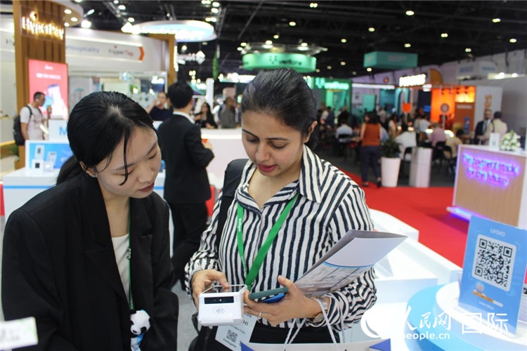 中外嘉賓交流。人民網(wǎng) 杰勒德·阿勒費(fèi)爾攝