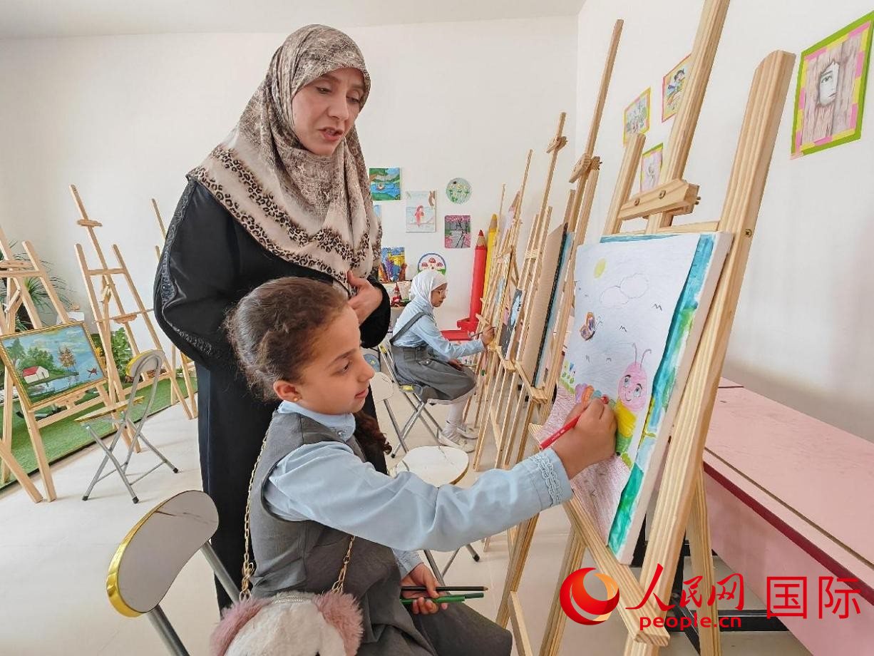 阿爾穆塔?阿里卡特國(guó)際學(xué)校的學(xué)生在美術(shù)室上課。人民網(wǎng)記者 管克江攝