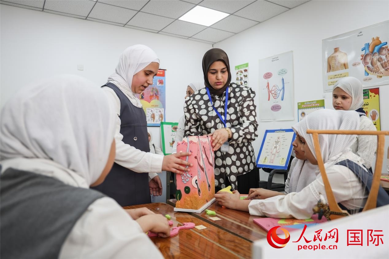 圖為阿爾·圖拉女子學(xué)校學(xué)生在上生物課。人民網(wǎng)記者 薛丹攝