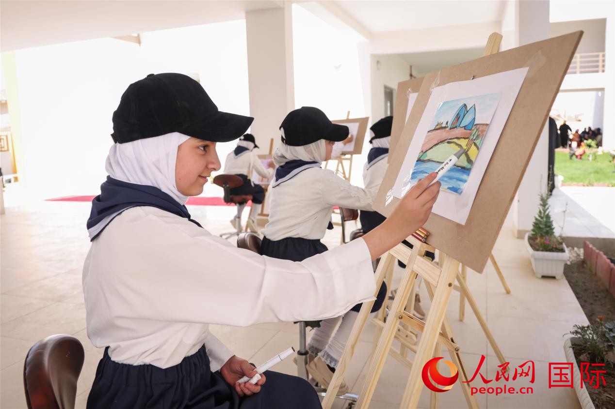 圖為阿爾·圖拉女子學(xué)校學(xué)生在上美術(shù)課。人民網(wǎng)記者 薛丹攝