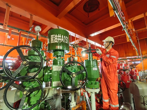 生產(chǎn)人員正在打開二氧化碳驅(qū)油井采油樹閥門。受訪者供圖