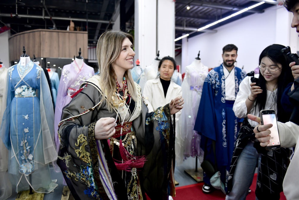 2025年4月8日，參加曹縣漢服文化節(jié)的意大利嘉賓卡米拉在試穿漢服。新華社記者郭緒雷 攝