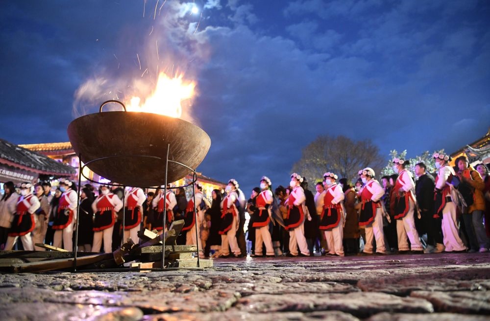 2025年1月11日，游客和居民在麗江古城打跳游玩。（趙慶祖攝）