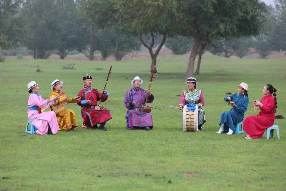 2024年7月16日，《格薩（斯）爾》史詩說唱傳承人在內(nèi)蒙古赤峰市巴林右旗戶外表演。（胡斯楞攝）