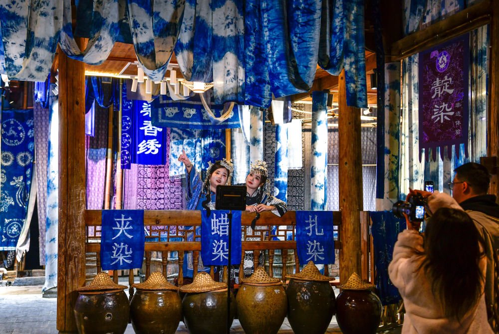 2025年3月17日，游客在貴州省黎平縣肇興侗寨里留影。新華社記者楊文斌 攝