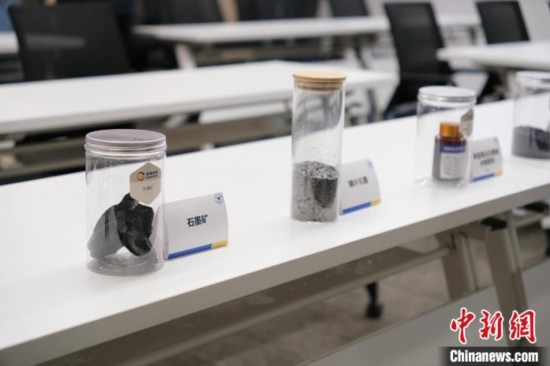5月20日，浙大高分子科學(xué)與工程學(xué)系內(nèi)擺放著石墨礦等。 曹丹 攝