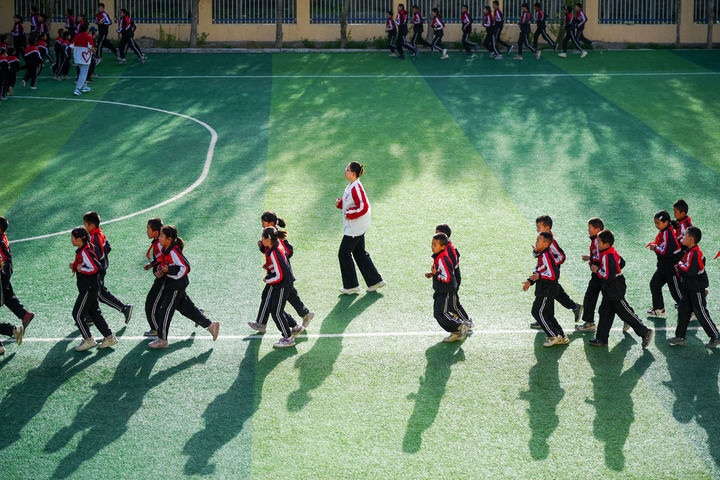 2025年4月24日，在新疆克州阿圖什市哈拉峻鄉(xiāng)謝依特小學(xué)，支教教師帶領(lǐng)學(xué)生晨跑。新華社記者 徐宏巖 攝