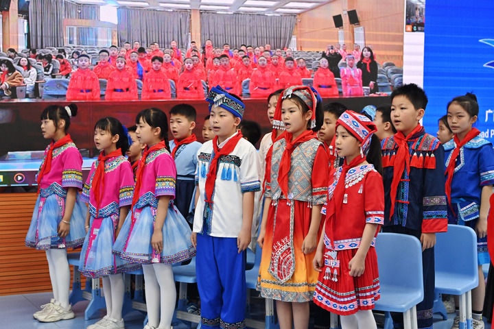 2025年3月28日，在“壯蒙一家親 共筑中國(guó)夢(mèng)”手拉手主題云隊(duì)會(huì)上，廣西南寧市濱湖路小學(xué)四（1）中隊(duì)隊(duì)員通過(guò)網(wǎng)絡(luò)和內(nèi)蒙古鄂爾多斯東勝區(qū)第十二小學(xué)四（9）中隊(duì)隊(duì)員一起唱《中國(guó)少年先鋒隊(duì)隊(duì)歌》。新華社記者 周華 攝