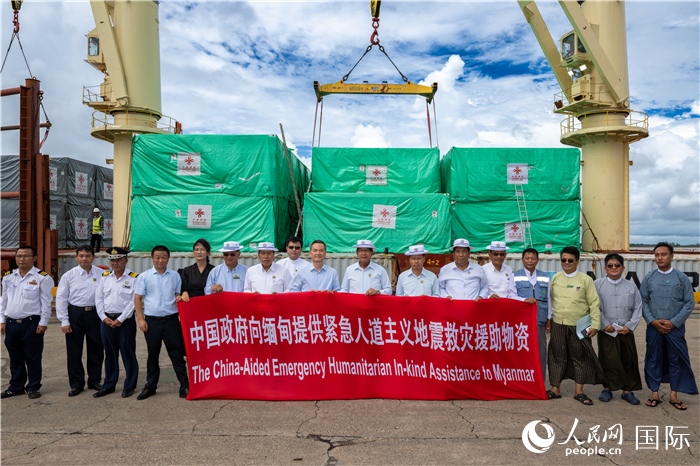 5月25日，中國駐緬甸大使館參贊歐陽道冰、仰光省首席部長梭登及緬有關(guān)部門官員出席援緬第十五批緊急人道主義地震救災(zāi)物資交接儀式。人民網(wǎng)記者謝佳君攝