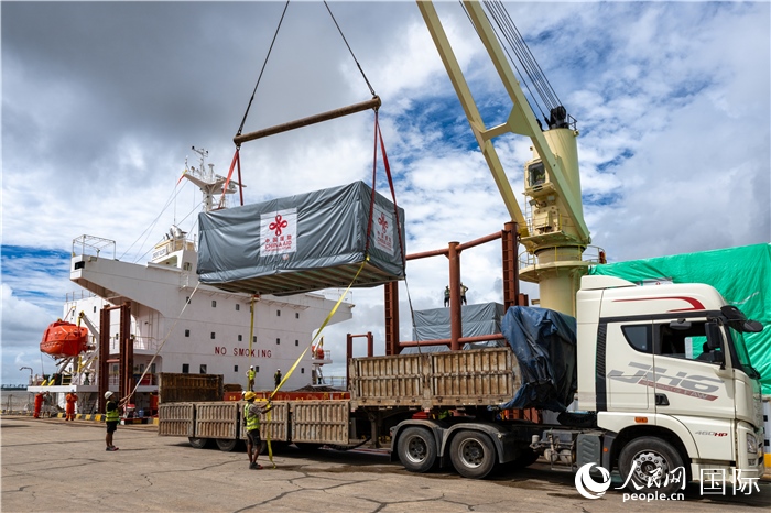 5月25日，當(dāng)?shù)毓と嗽诟劭趶呢涊喩闲遁d援緬第十五批緊急人道主義地震救災(zāi)物資。人民網(wǎng)記者謝佳君攝
