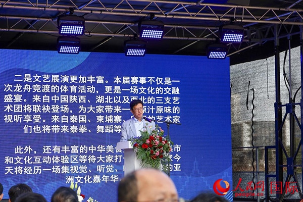 中國(guó)駐法蘭克?？傤I(lǐng)事黃昳揚(yáng)在致辭中對(duì)龍舟賽表示熱烈祝賀。人民網(wǎng) 依琳攝