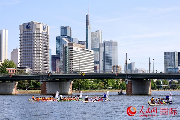 龍舟賽隊(duì)伍奮力揮槳、破浪前行。人民網(wǎng) 依琳攝