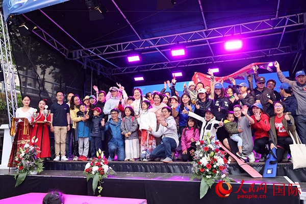 獲獎(jiǎng)選手們上臺(tái)領(lǐng)獎(jiǎng)并合影留念。人民網(wǎng)記者 劉仲華攝