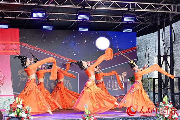 美因河畔的舞臺(tái)上中國(guó)傳統(tǒng)舞蹈精彩上演。人民網(wǎng) 依琳攝