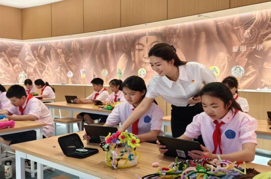 龍崗一小學生正在學習“發(fā)現(xiàn)石刻之美”華蔓花冠課程。