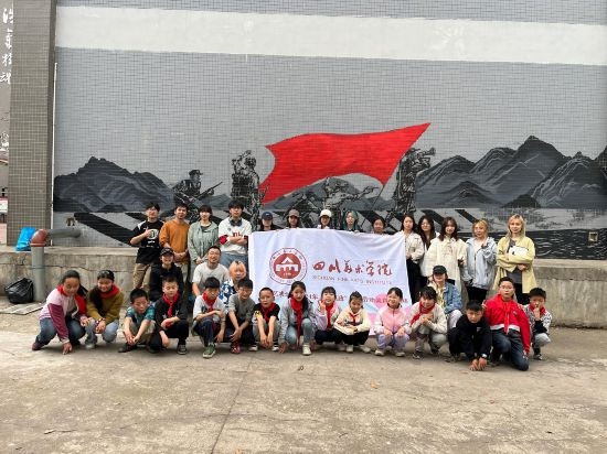 “行動中的課堂：探尋茶馬古道紅色印記”工作坊與當?shù)匦W生共同創(chuàng)作主題壁畫。